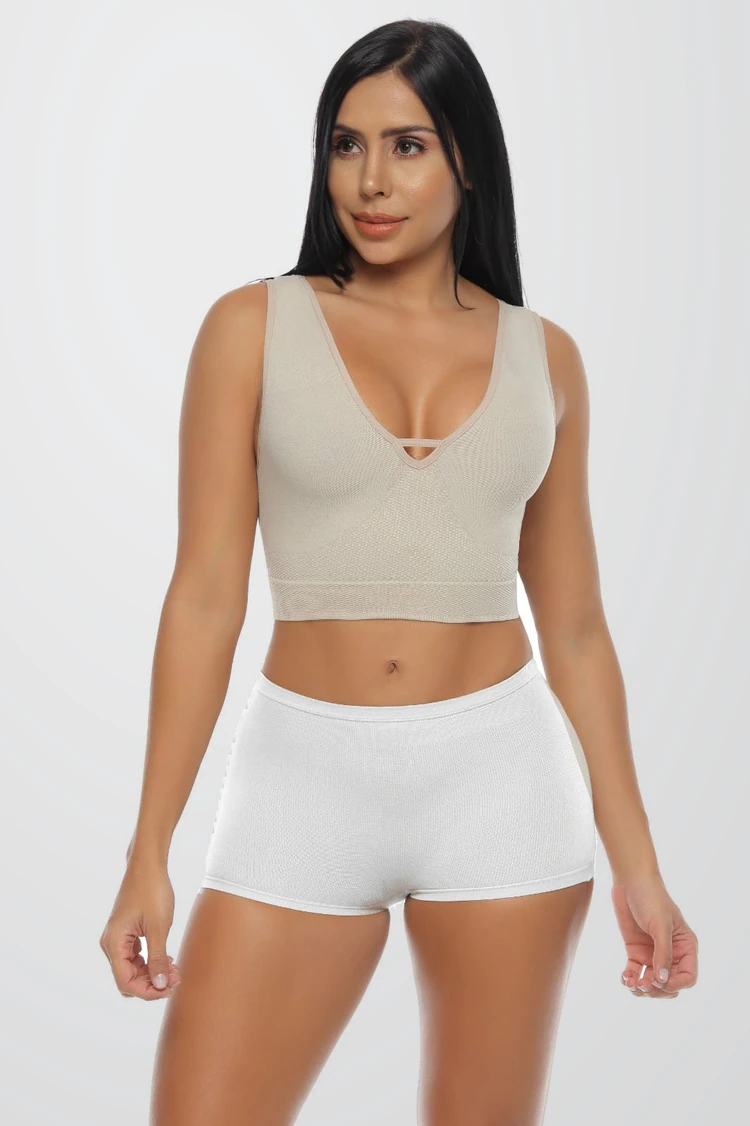 Modelo con cachetero de cintura lisa en blanco, variación ilustrativa de color editada desde la fotografía beige